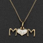 پلاک mom وسط قلب مینا